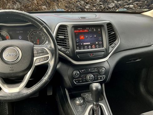 Used 2017 Jeep Cherokee Trailhawk w/ Comfort/Convenience Group image 6