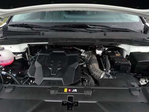 Used 2024 Kia Carnival LX image 11