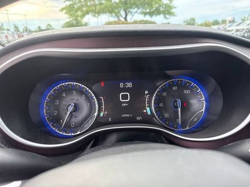 Used 2017 Chrysler Pacifica Limited FWD image 17