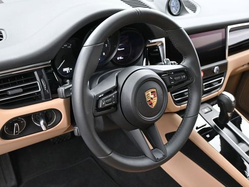 Certified 2025 Porsche Macan image 17