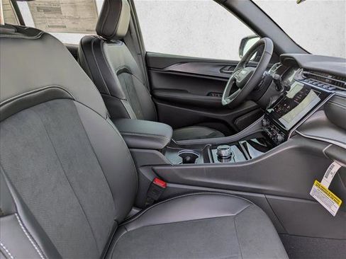 New 2025 Jeep Grand Cherokee Altitude image 28