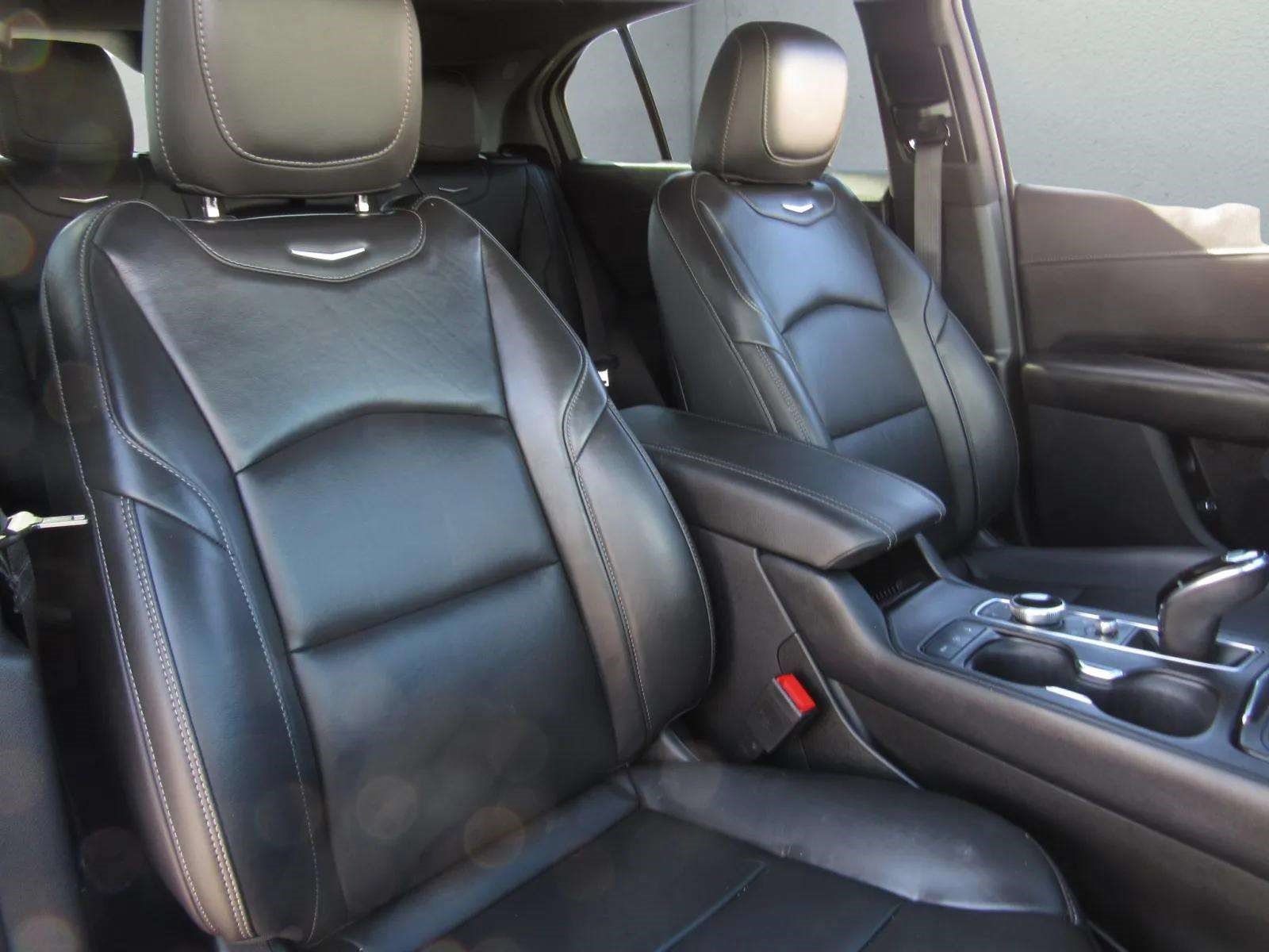 Used 2024 Cadillac XT4 Luxury w/ Cold Weather Package FWD image 8