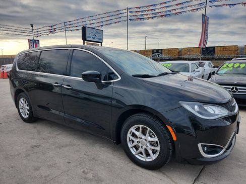 Used 2020 Chrysler Pacifica Touring image 2