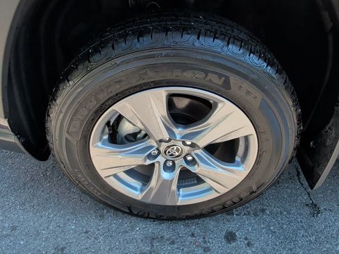 Used 2025 Toyota RAV4 XLE AWD/4WD image 9