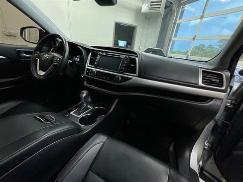 Used 2019 Toyota Highlander XLE AWD/4WD image 36