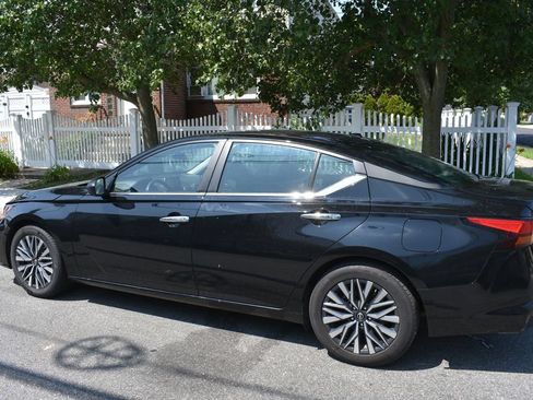 Used 2025 Nissan Altima 2.5 SV FWD image 9