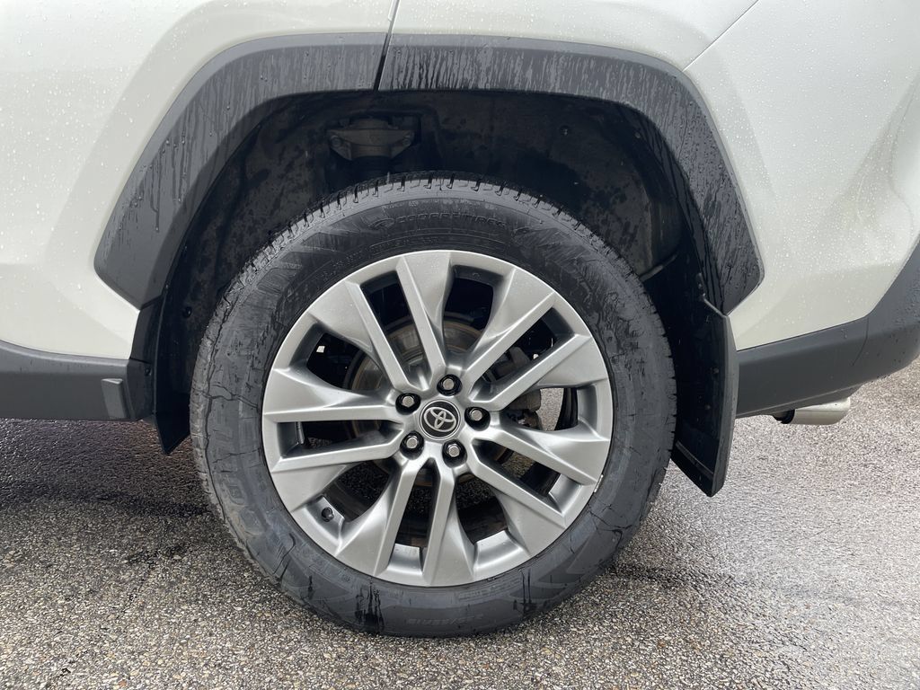 Certified 2022 Toyota RAV4 XLE Premium AWD/4WD image 10