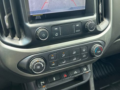 Used 2020 Chevrolet Colorado LT w/ Safety Package RWD image 12
