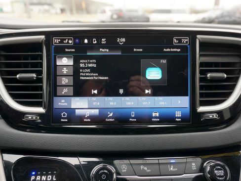 Used 2023 Chrysler Pacifica Touring-L image 11