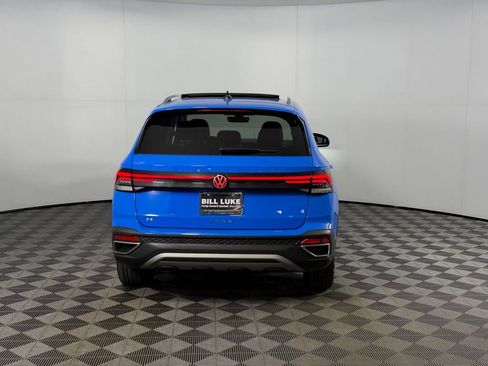 Used 2025 Volkswagen Taos SE w/ Panoramic Sunroof Package FWD image 8