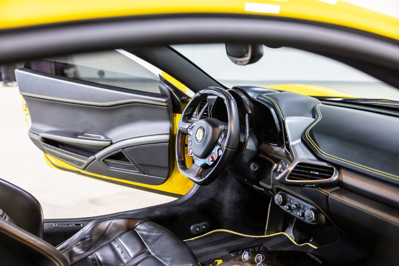 Used 2011 Ferrari 458 Italia Coupe RWD image 34