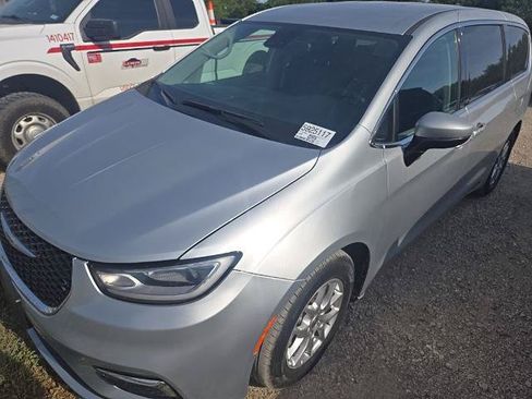Used 2023 Chrysler Pacifica Touring-L FWD image 1