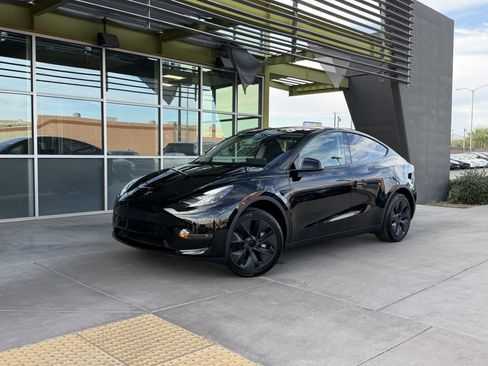 Used 2024 Tesla Model Y 2WD image 1