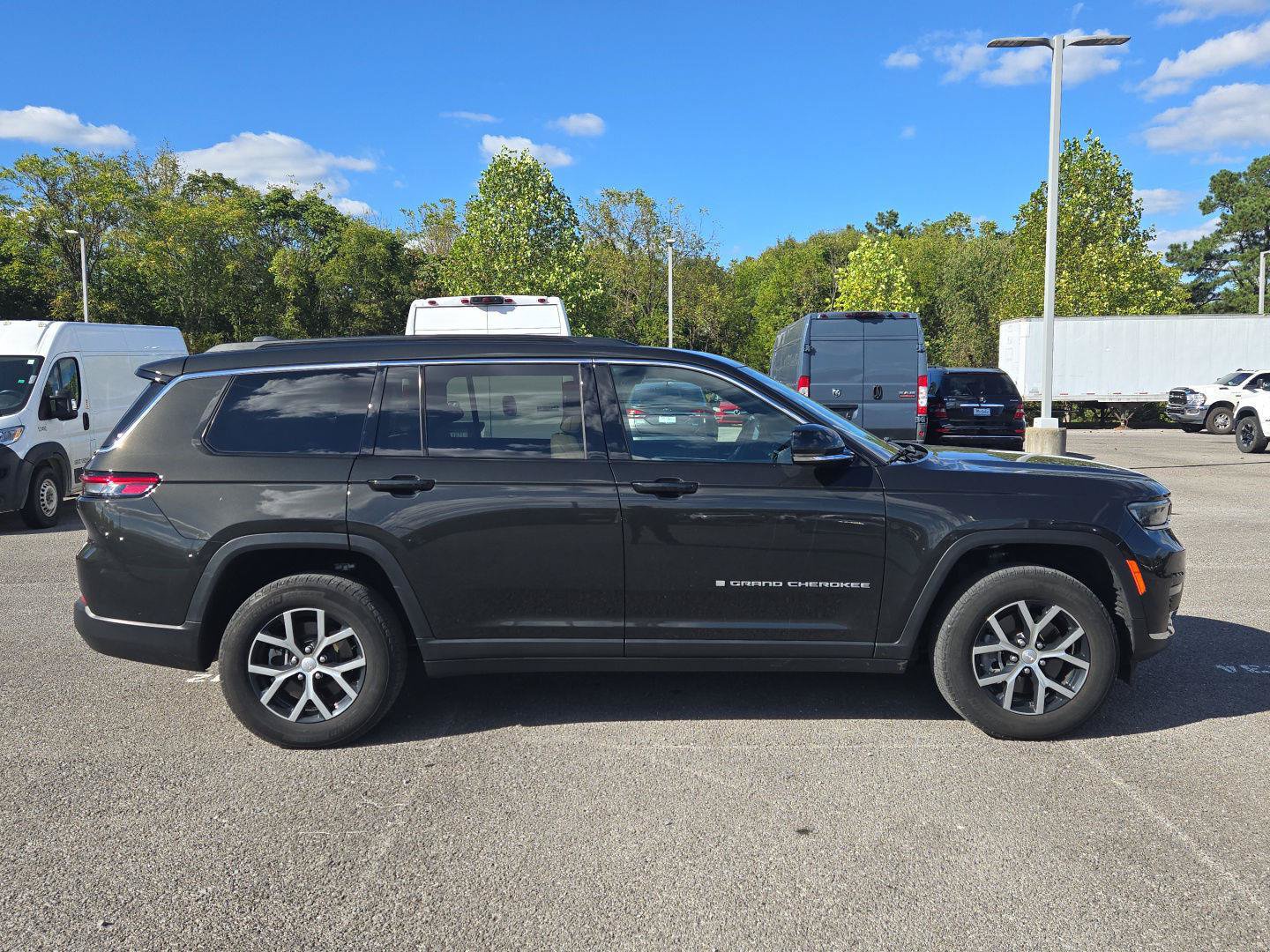 Used 2024 Jeep Grand Cherokee L Limited AWD/4WD image 8