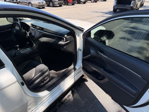 Used 2018 Toyota Camry XSE FWD image 15