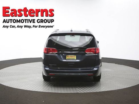 Used 2020 Chrysler Pacifica Touring-L FWD image 39