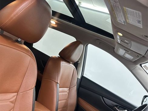 Used 2017 Nissan Rogue SL w/ SL Premium Package image 40