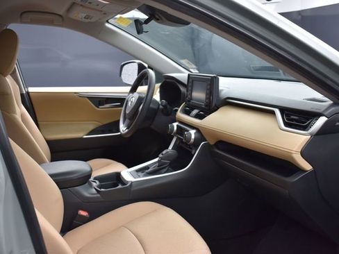 Used 2020 Toyota RAV4 XLE FWD image 12