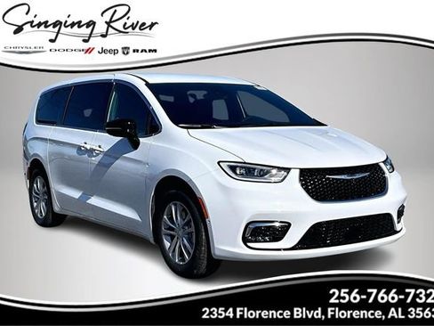 New 2026 Chrysler Pacifica Select image 1