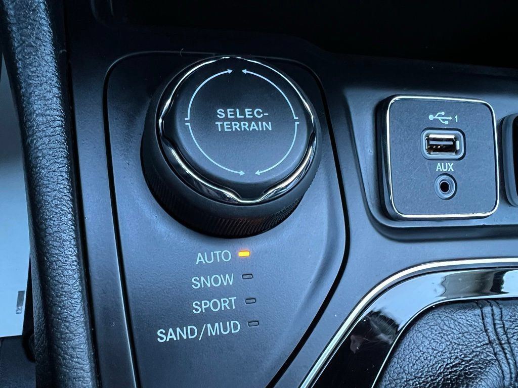 Used 2022 Jeep Cherokee Limited w/ Mopar Interior Package AWD/4WD image 41