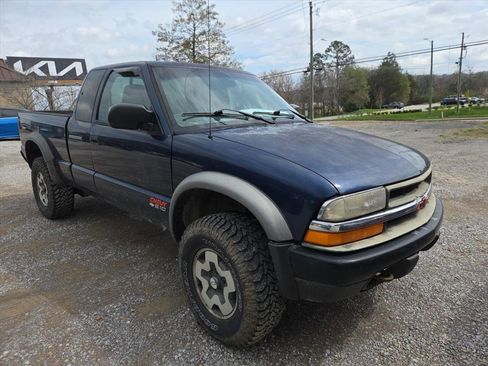 Used 2000 Chevrolet S10 Pickup LS w/ Preferred Equipment Group image 3