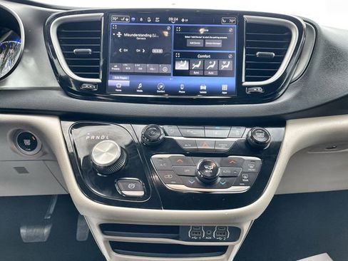 Used 2024 Chrysler Pacifica Touring-L FWD image 13