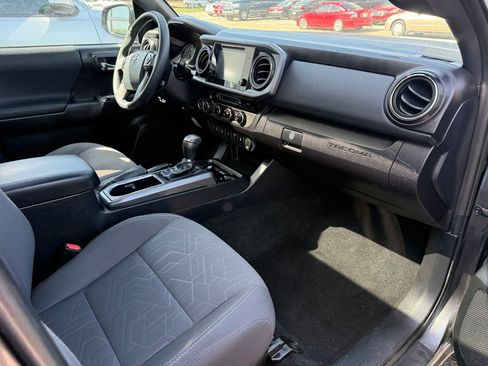 Used 2017 Toyota Tacoma TRD Off-Road w/ Premium & Technology Package image 26