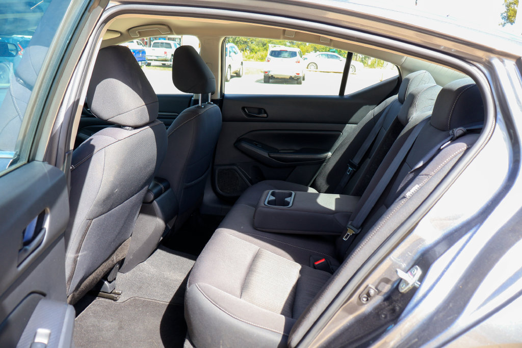 Used 2024 Nissan Altima 2.5 SV FWD image 9