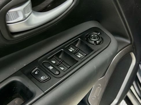 Used 2023 Jeep Renegade Latitude AWD/4WD image 21