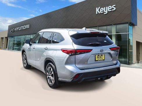 Used 2021 Toyota Highlander XLE AWD/4WD image 7