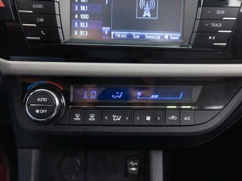 Used 2015 Toyota Corolla LE FWD image 33