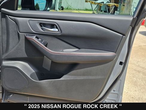 Used 2025 Nissan Rogue SV AWD/4WD image 31