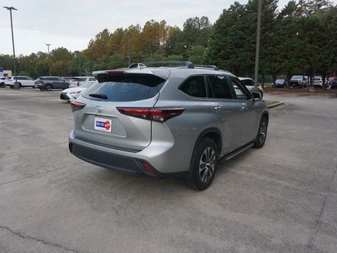 Used 2024 Toyota Highlander XLE FWD image 25