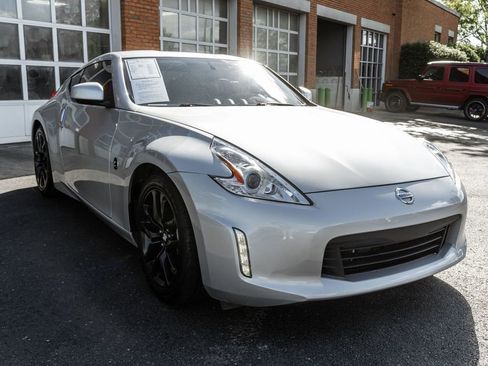 Used 2017 Nissan 370Z Coupe RWD image 6