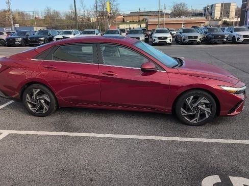 Used 2025 Hyundai Elantra SEL image 4