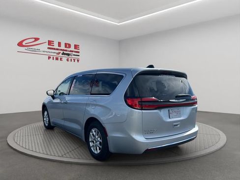 Used 2023 Chrysler Pacifica Touring-L FWD image 7