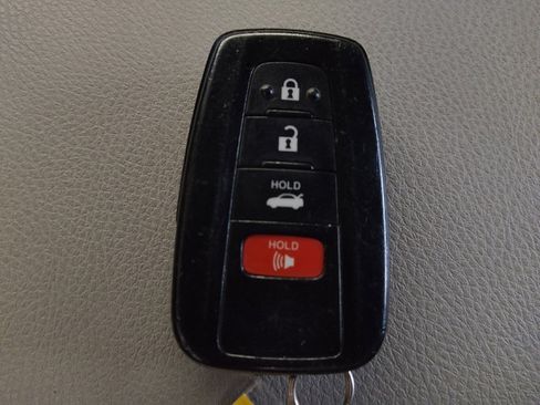 Used 2018 Toyota Camry XLE FWD image 32