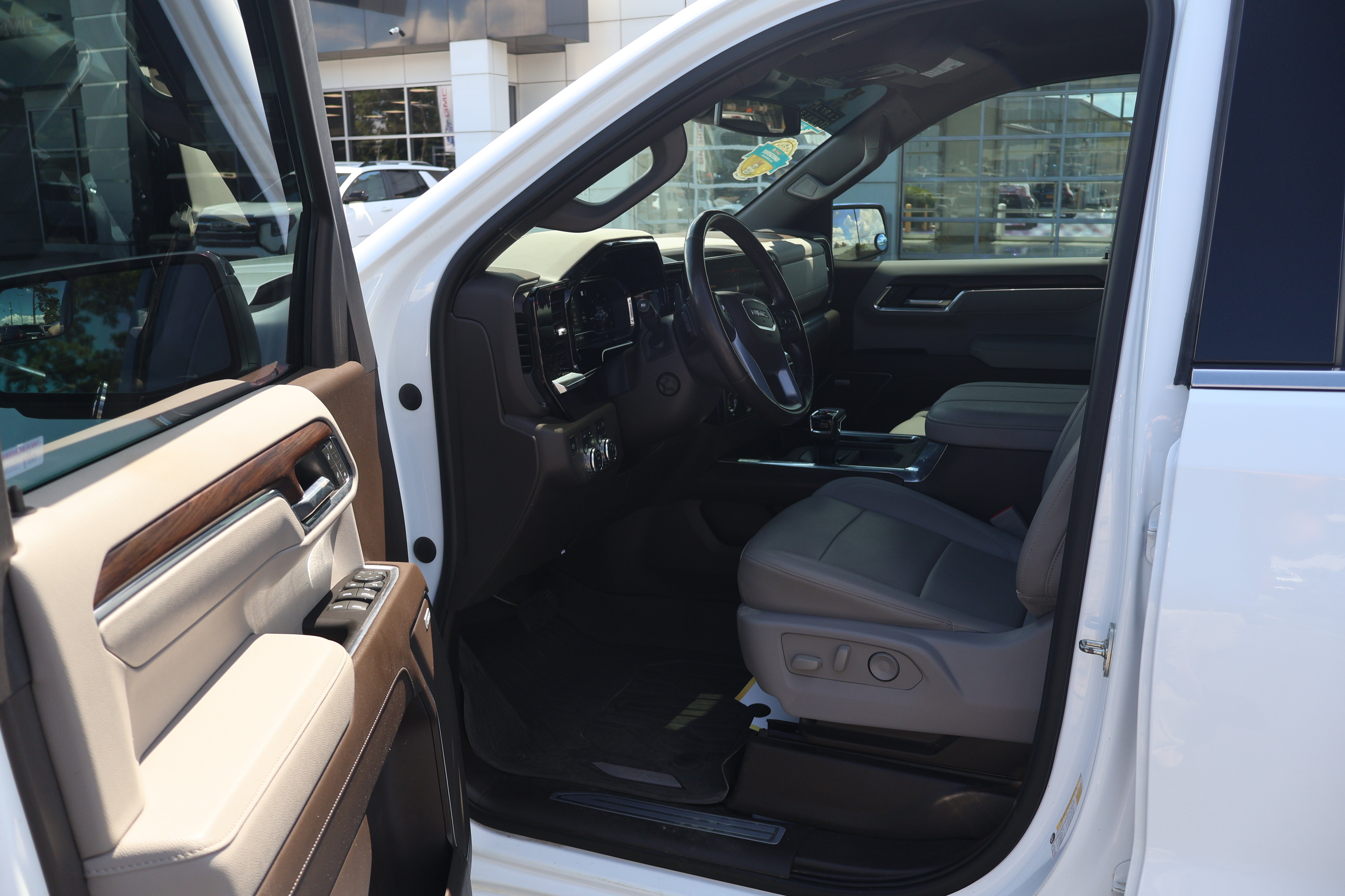 Used 2023 GMC Sierra 1500 SLT w/ SLT Premium Package AWD/4WD image 5