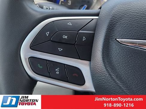Used 2024 Chrysler Pacifica Touring-L FWD image 27