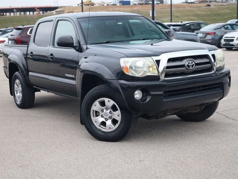 Used 2010 Toyota Tacoma PreRunner image 2
