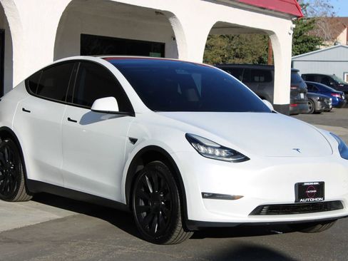 Used 2022 Tesla Model Y Long Range image 3