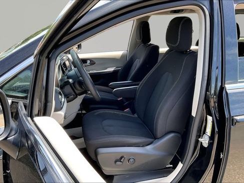Used 2023 Chrysler Voyager LX FWD image 15