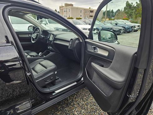 Certified 2025 Volvo XC40 B5 Plus w/ Protection Package Premier image 9