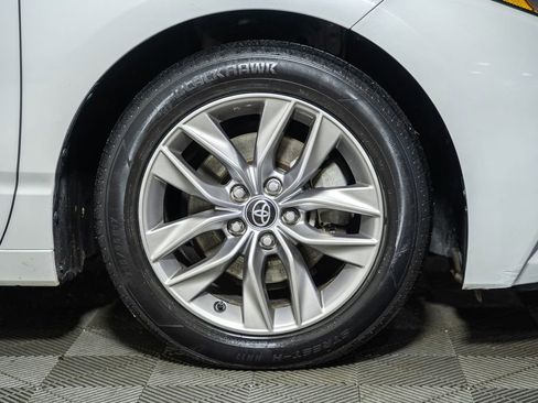 Used 2020 Toyota Avalon XLE w/ Moonroof Package image 18