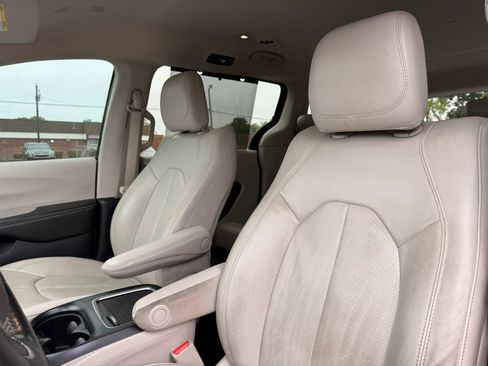 Used 2021 Chrysler Pacifica Touring-L FWD image 12