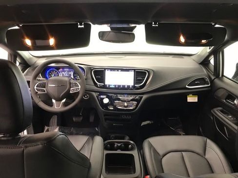 New 2025 Chrysler Pacifica Select image 20