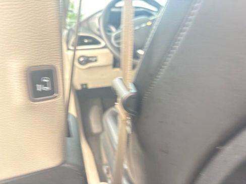 Used 2023 Chrysler Pacifica Touring-L FWD image 25