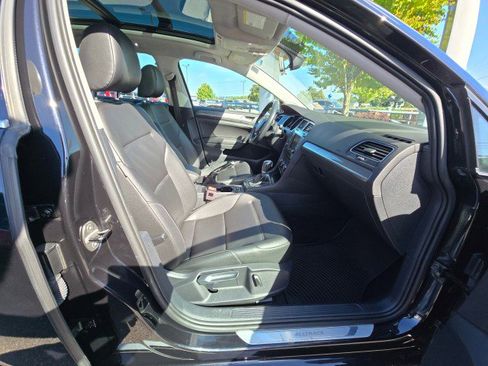 Used 2017 Volkswagen Golf Alltrack S image 11