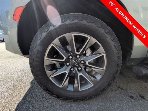 Used 2024 Chevrolet Suburban Z71 w/ Luxury Package image 7