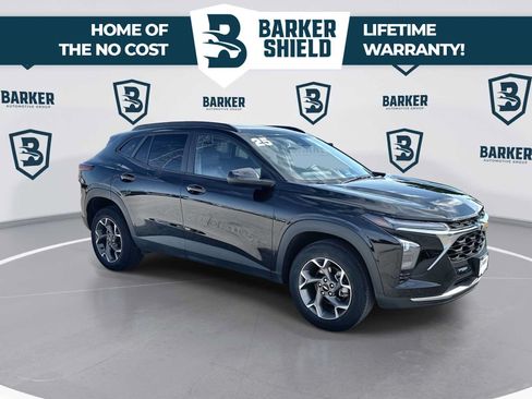 Used 2025 Chevrolet Trax LT w/ Driver Confidence Package FWD image 2